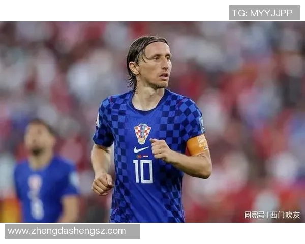 14号蓝色球衣的足球明星是谁他在赛场上的辉煌成就与传奇故事